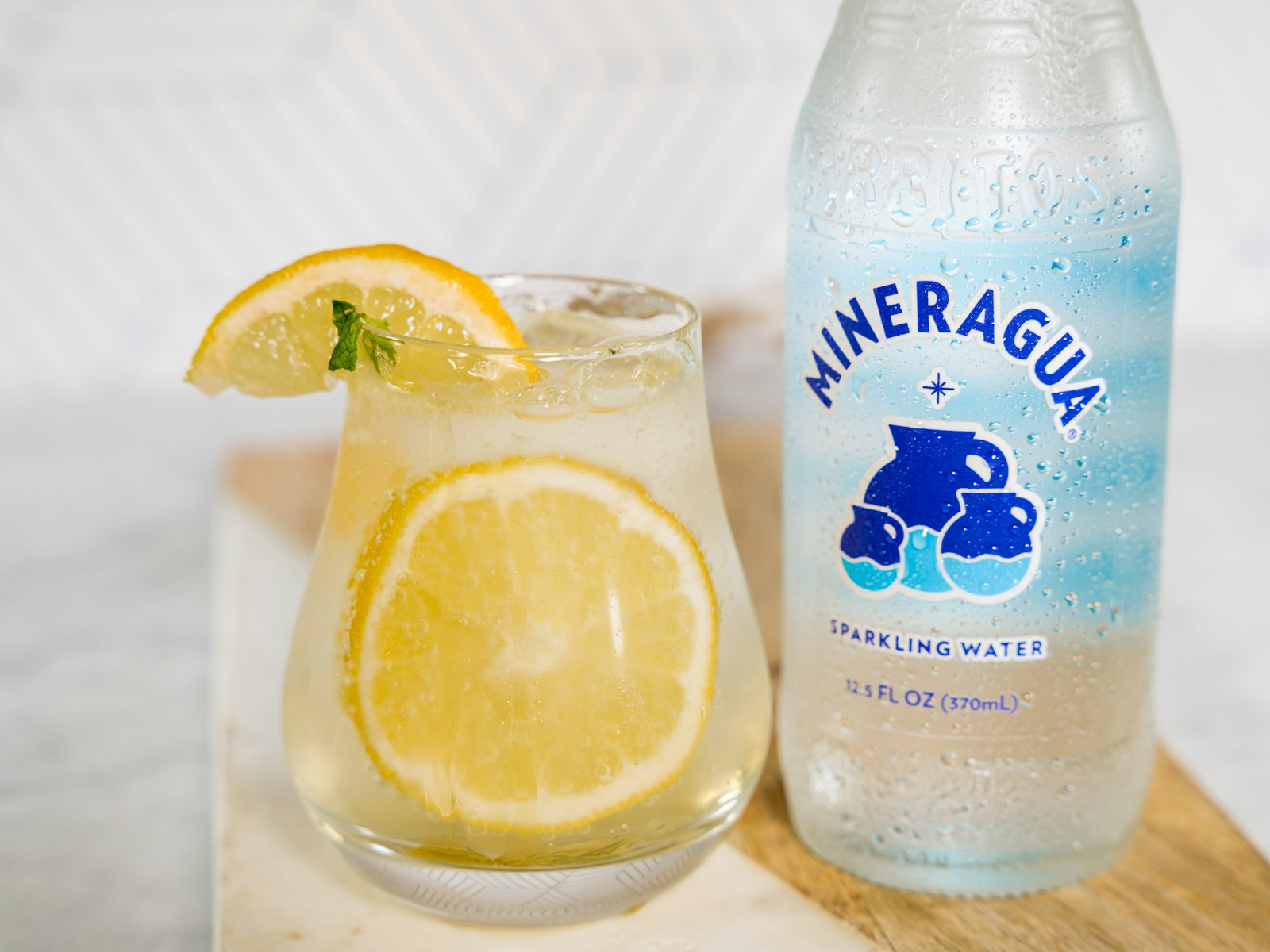 レモンを添えた炭酸水のボトル
